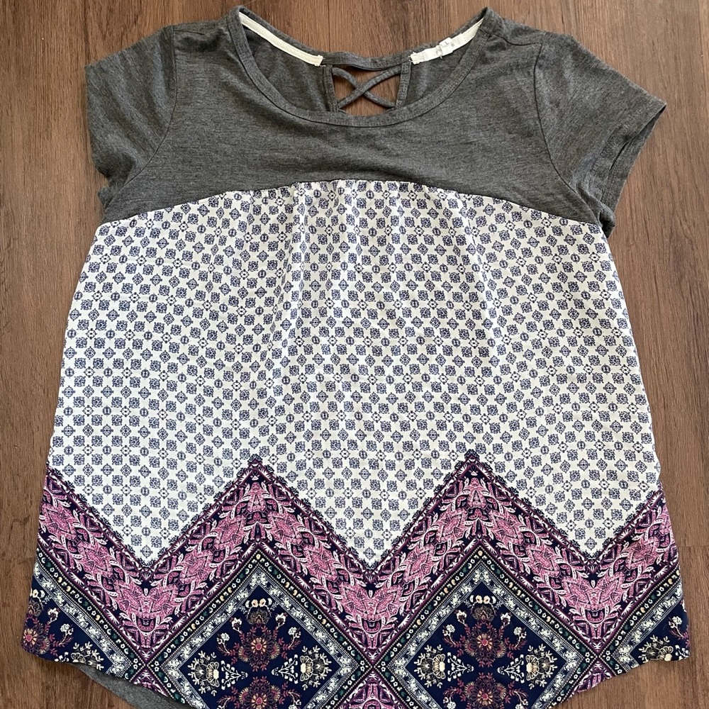 Maurices stylish t shirt. Size Large
